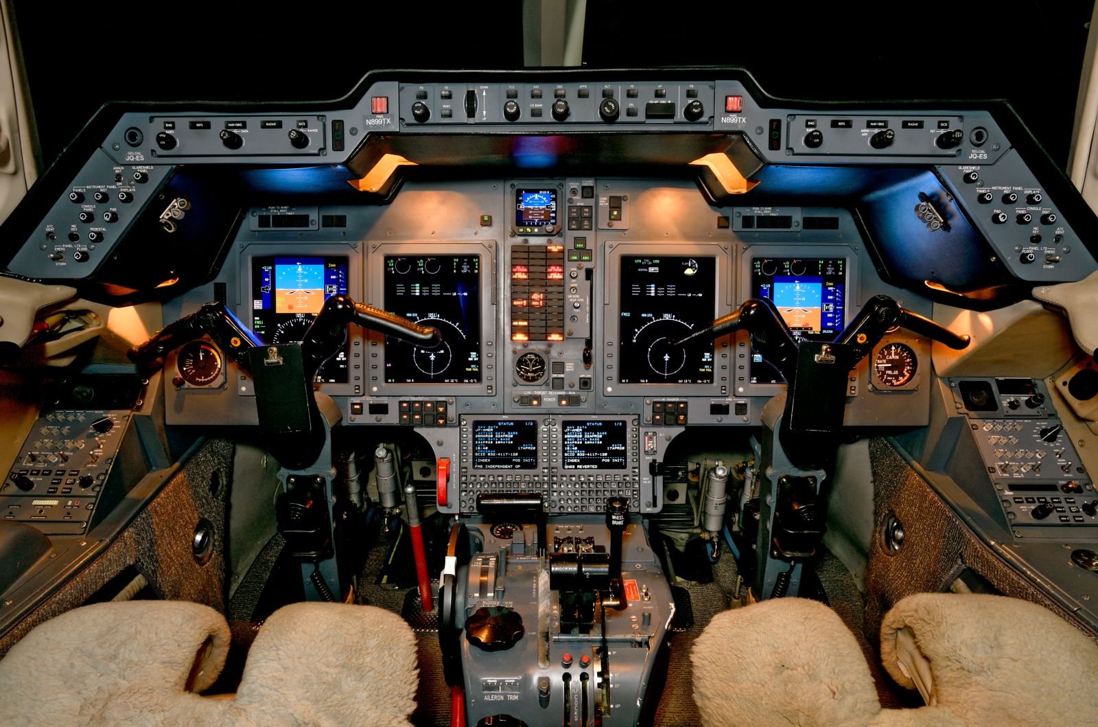 Hawker/Textron 900XP  S/N HA-0019 for sale | gallery image: /userfiles/images/H900XP_sn_19/cockpit.jpg