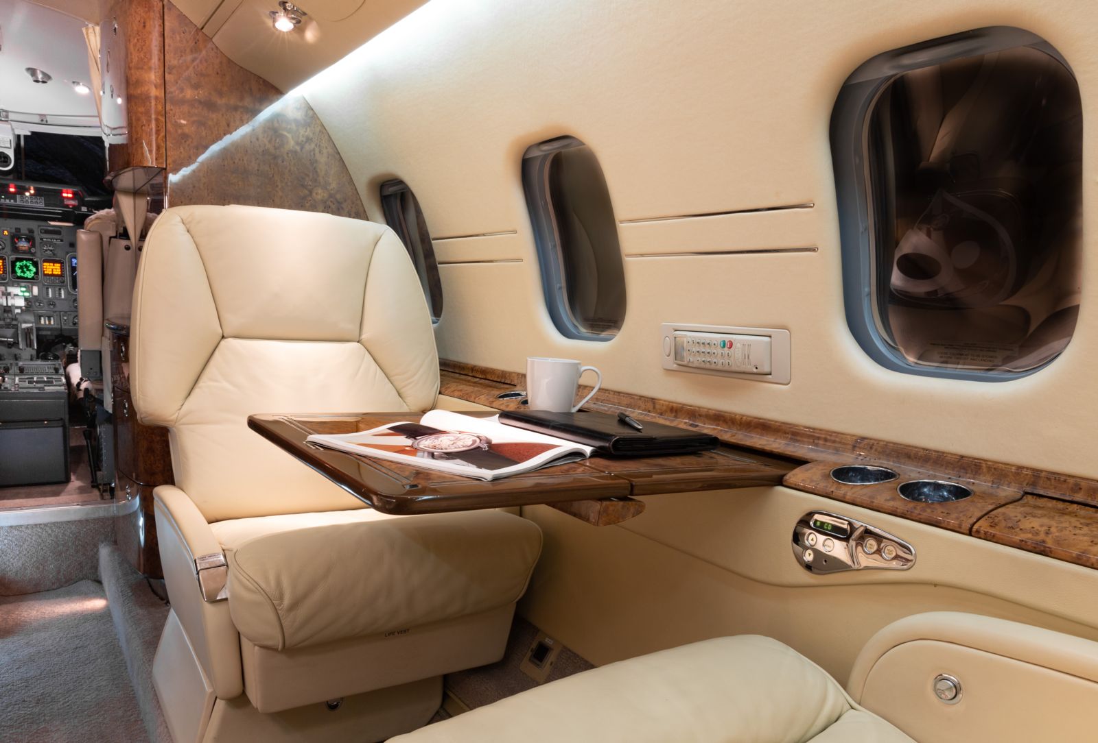 Bombardier Learjet 60  S/N 60-197 for sale | gallery image: /userfiles/images/Lear60_sn197/vip%20seat.jpg