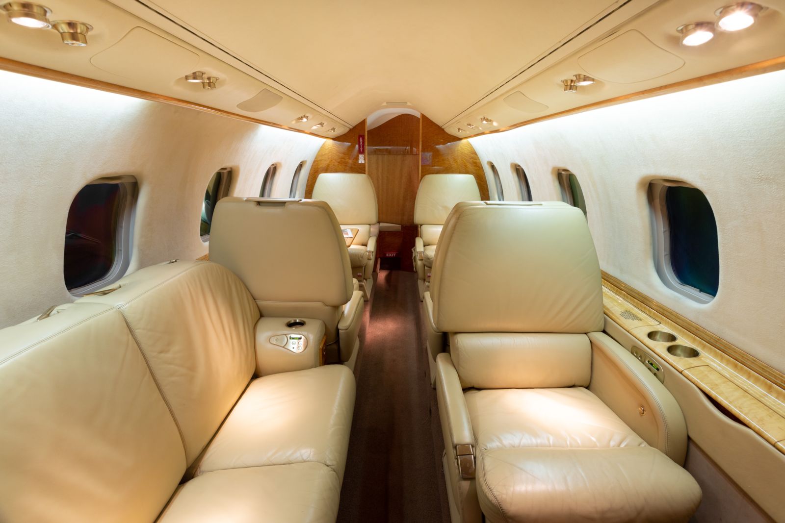Bombardier Learjet 60  S/N 269 for sale | gallery image: /userfiles/images/Lear60_sn269/fwd%20aft.jpg