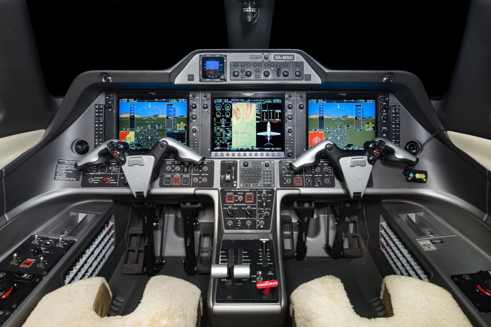 Embraer Phenom 100  S/N 50000347 for sale | gallery image: /userfiles/images/Phenom100_sn347/cockpit.jpg