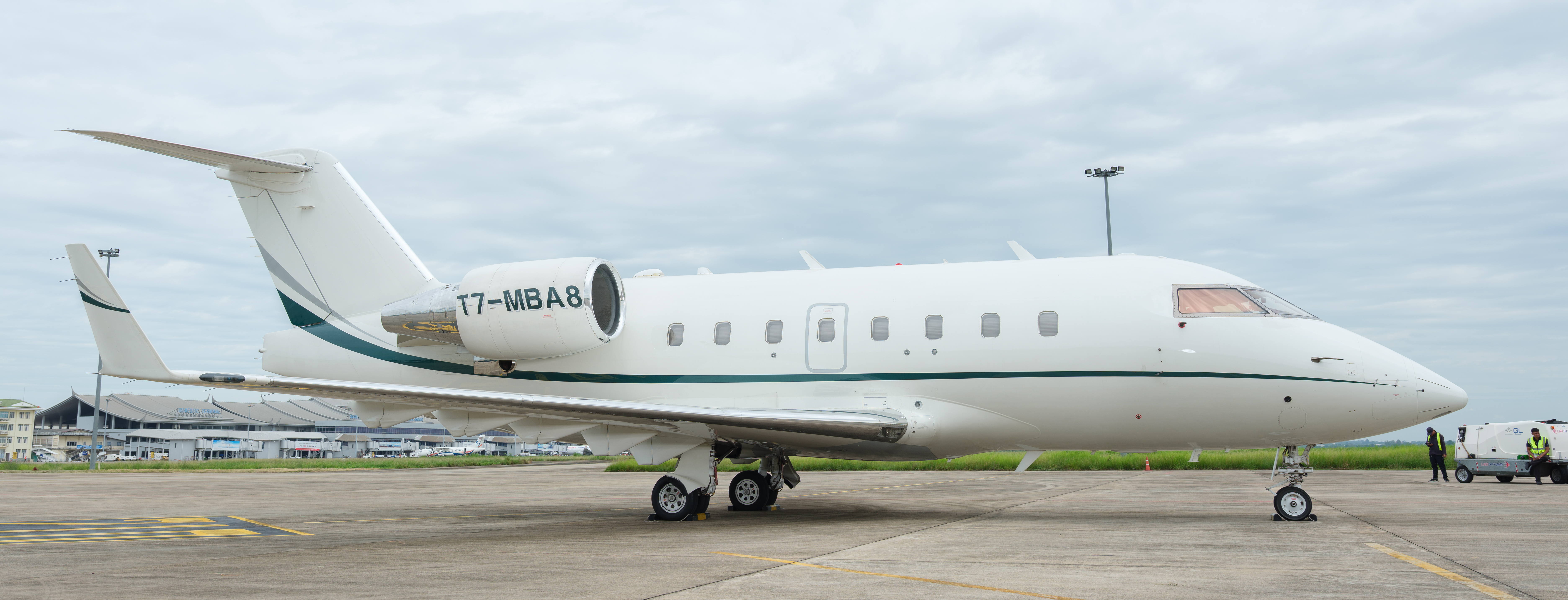 Bombardier CL 604  S/N 5644 for sale | gallery image: /hal/userfiles/images/listing-images/47428/SONE1103.jpg