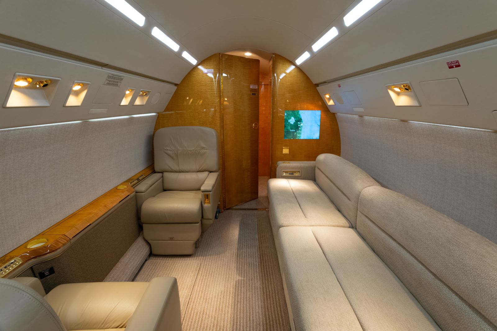 Gulfstream GV  S/N 563 for sale | gallery image: /userfiles/files/5%20bfp_0035%20mid%20to%20aft%20divan%202.jpg