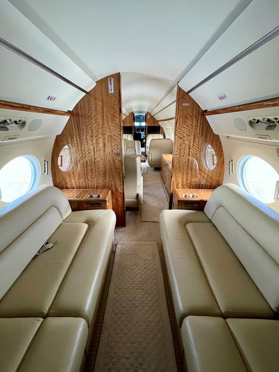 Gulfstream G450  S/N 4347 for sale | gallery image: /userfiles/images/4347/interior%20-%20double%20divan.jpg