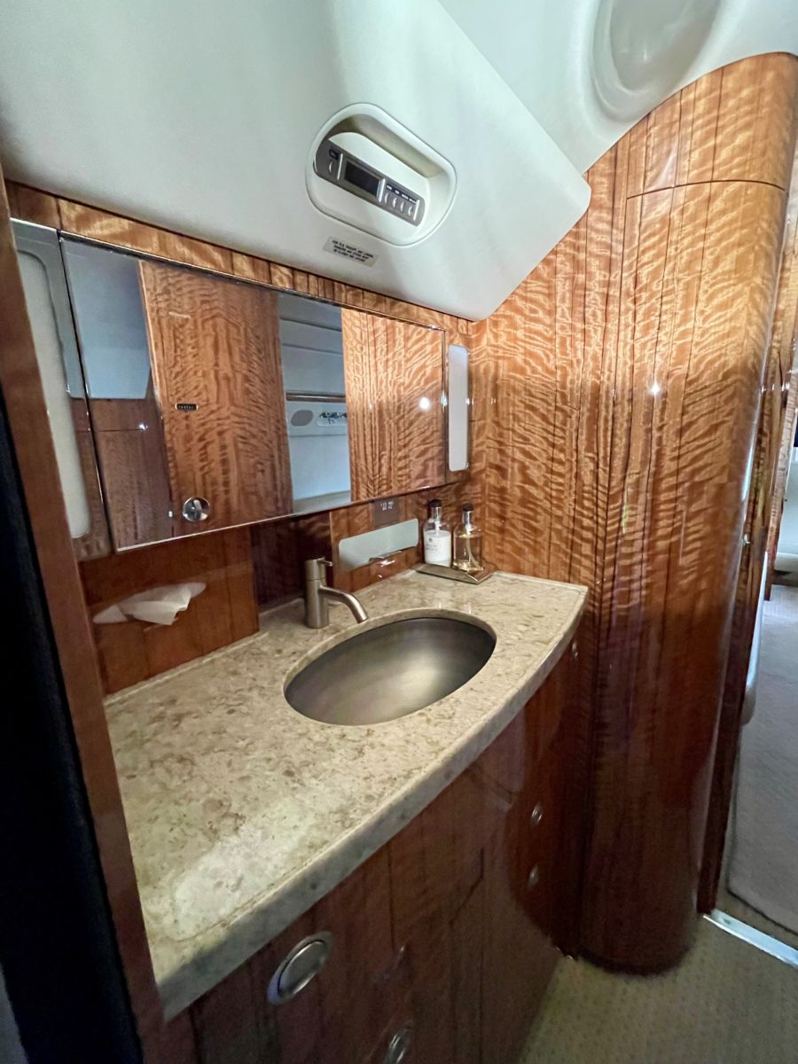 Gulfstream G450  S/N 4347 for sale | gallery image: /userfiles/images/4347/lavatory%201.jpg