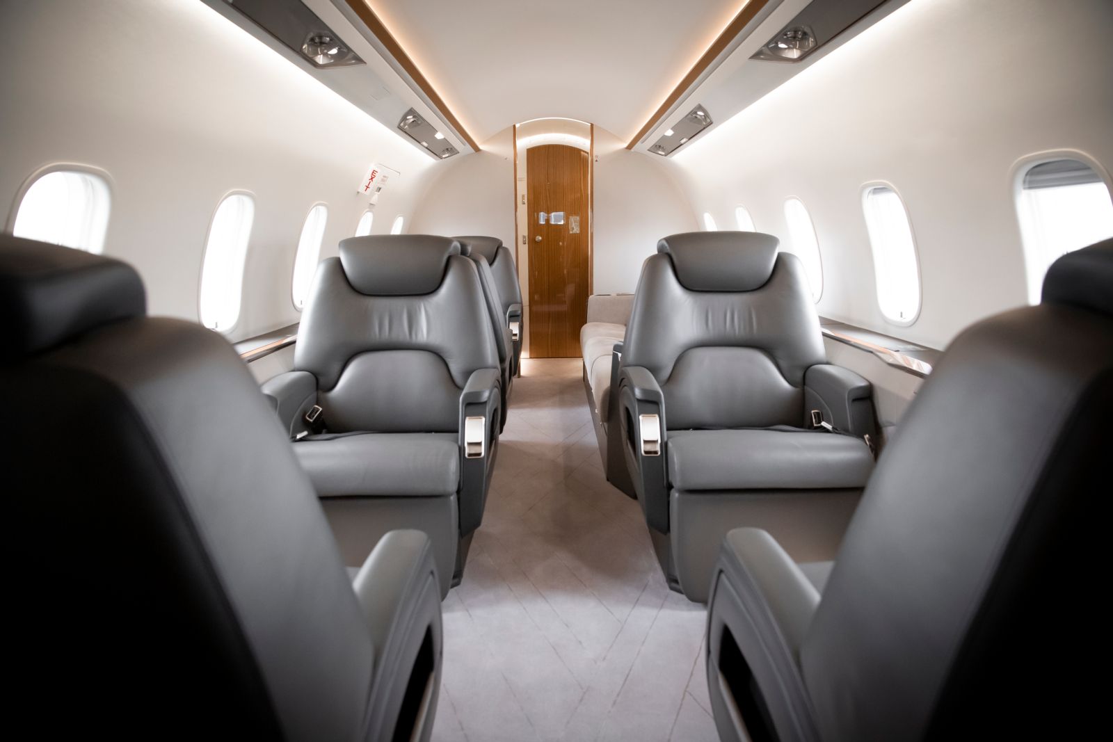 Bombardier CL 350/3500  S/N 20913 for sale | gallery image: /userfiles/images/CL350_20913/cl350%20n514fb%20sn%2020913%20(5d3_9253)%20fwd%20to%20aft%20short(1).jpg