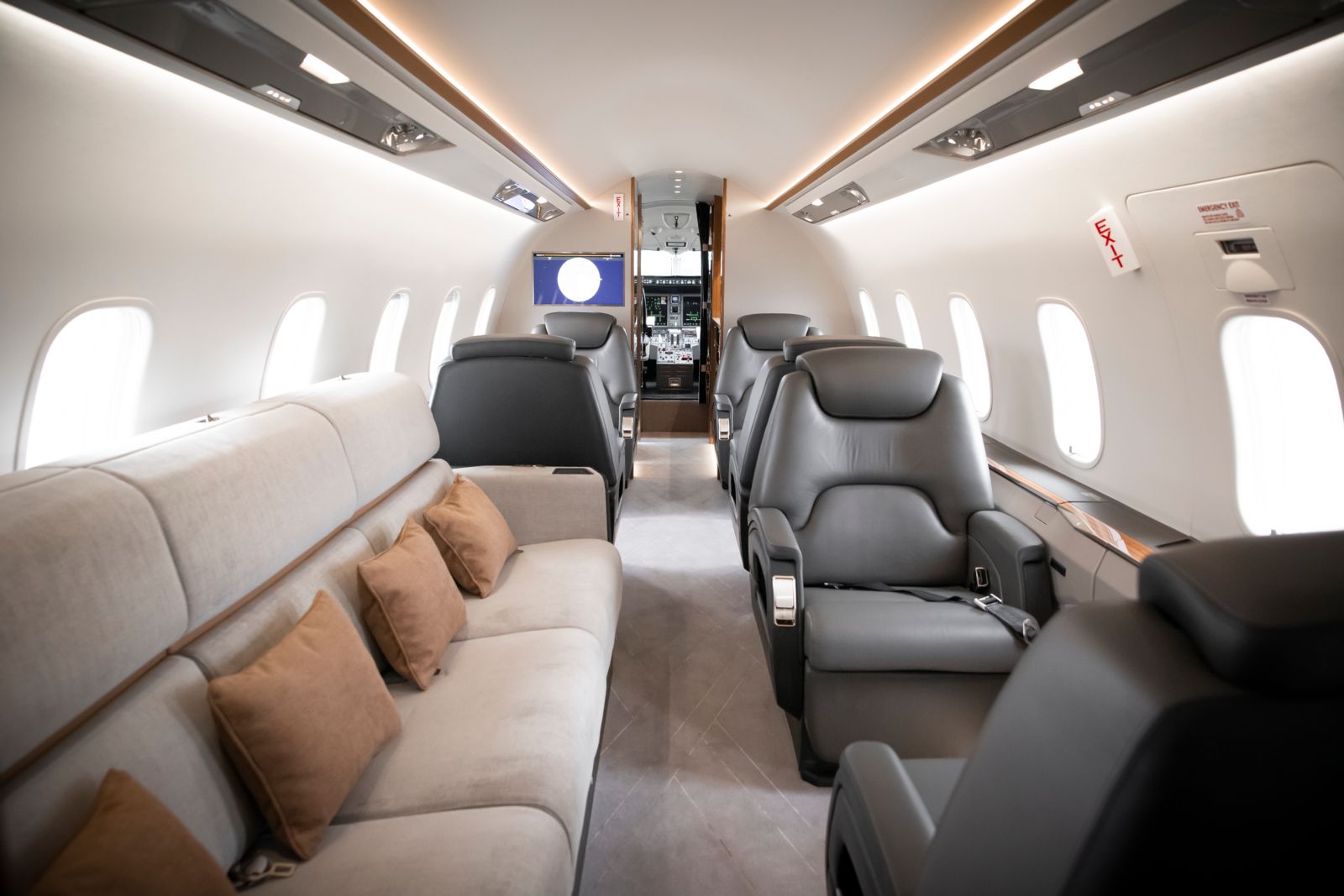 Bombardier CL 350/3500  S/N 20913 for sale | gallery image: /userfiles/images/CL350_20913/cl350%20n514fb%20sn%2020913%20(5d3_9261)%20aft%20to%20fwd.jpg