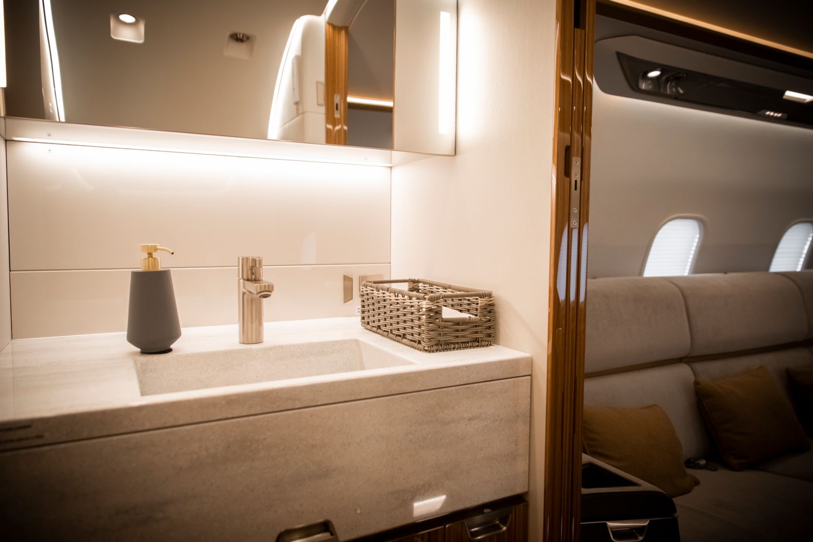 Bombardier CL 350/3500  S/N 20913 for sale | gallery image: /userfiles/images/CL350_20913/cl350%20n514fb%20sn%2020913%20(5d3_9551)%20lav%20side.jpg