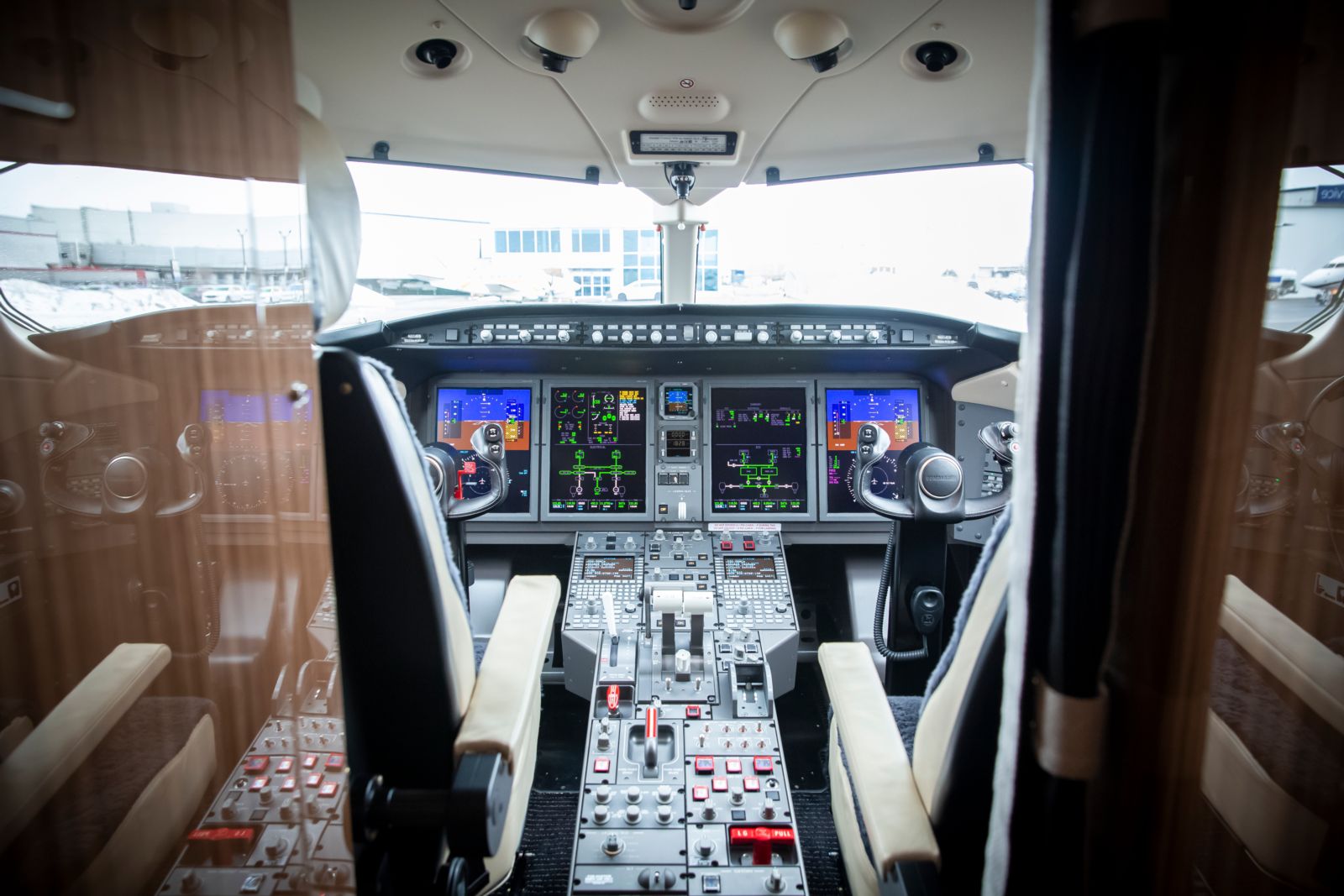 Bombardier CL 350  S/N 20913 for sale | gallery image: /userfiles/images/CL350_20913/cl350%20n514fb%20sn%2020913%20(5d3_9578)%20cockpit%20short.jpg