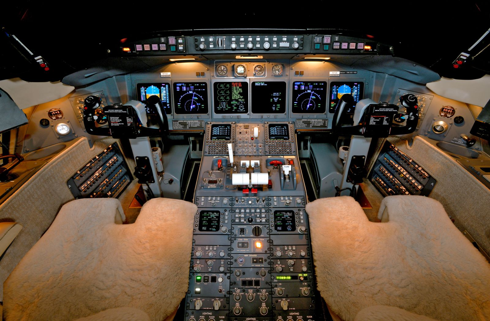 Bombardier CL 604  S/N 5563 for sale | gallery image: /userfiles/images/CL604_SN5563/cockpit.jpg