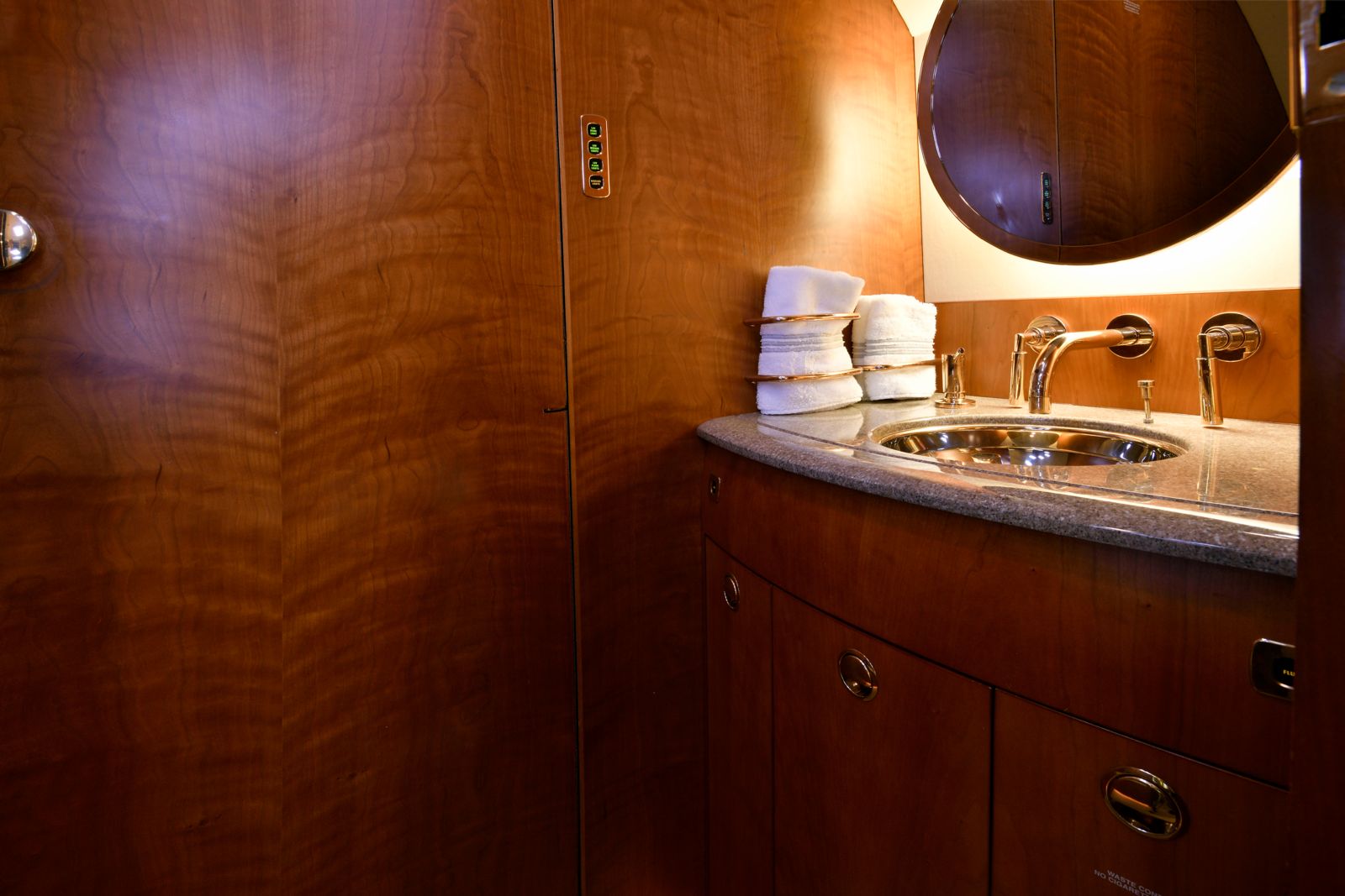 Bombardier CL 604  S/N 5563 for sale | gallery image: /userfiles/images/CL604_SN5563/lav2.jpg