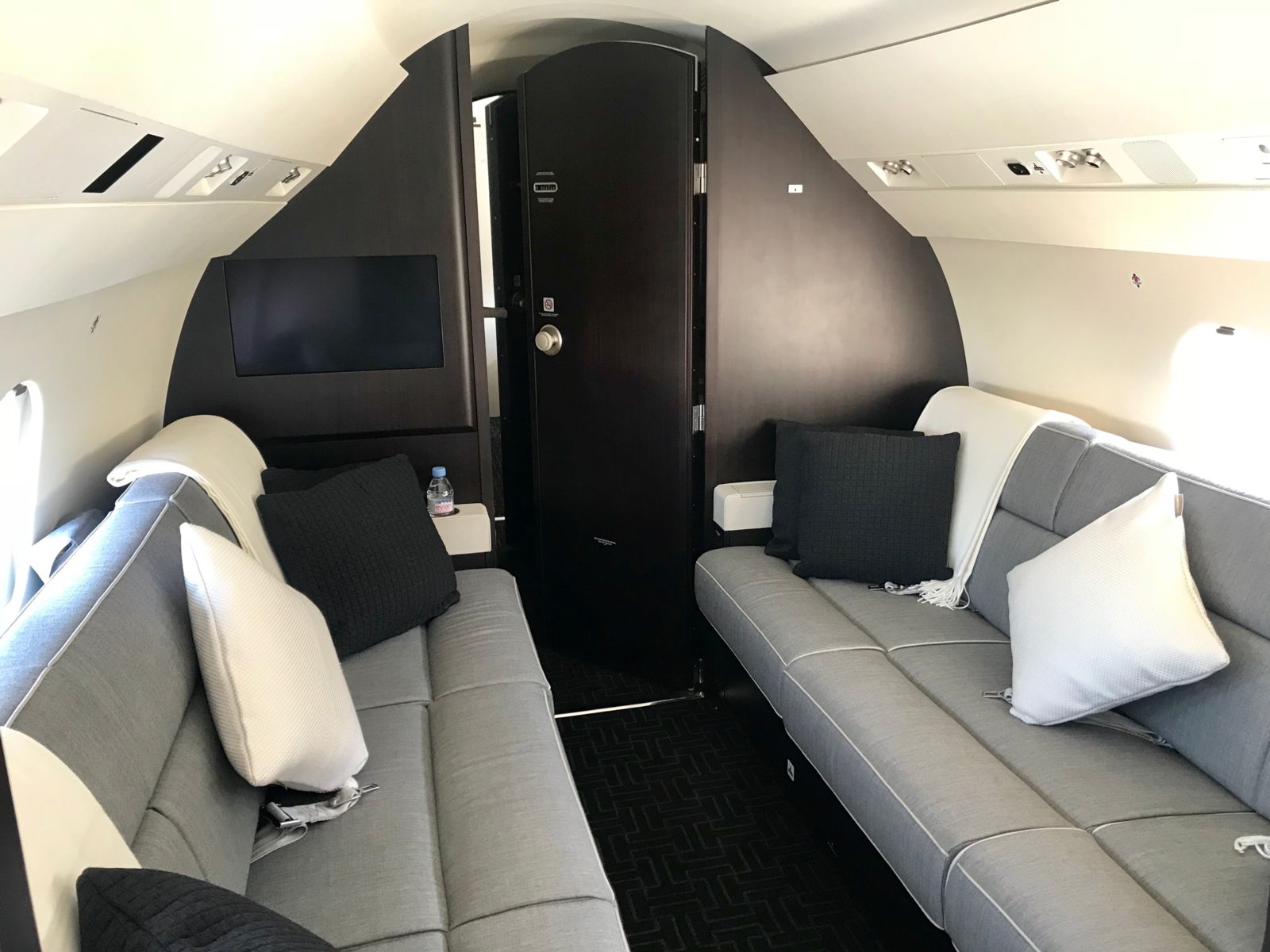 Dassault Falcon 900LX gallery image /userfiles/images/F900LX%20SN%20288/rear%20cabin.jpg