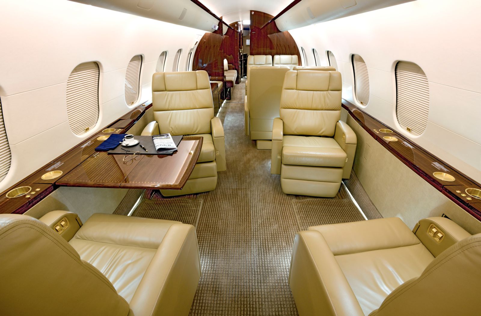 Bombardier Global 5000  S/N 9366 for sale | gallery image: /userfiles/images/G5000_sn9366/fwd%20aft.jpg