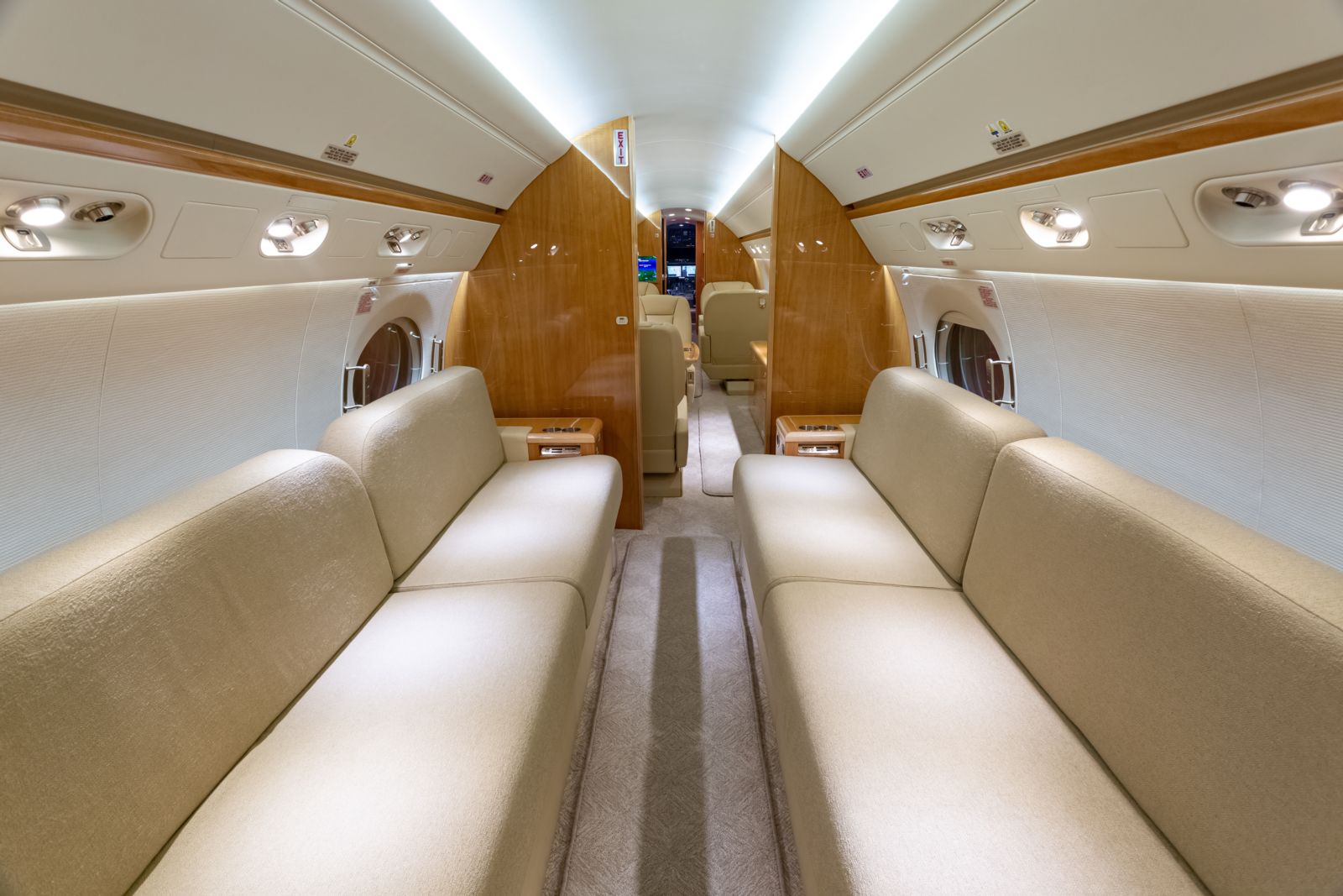 Gulfstream G550  S/N 5370 for sale | gallery image: /userfiles/images/G550_sn5370/aft%20fwd.jpg