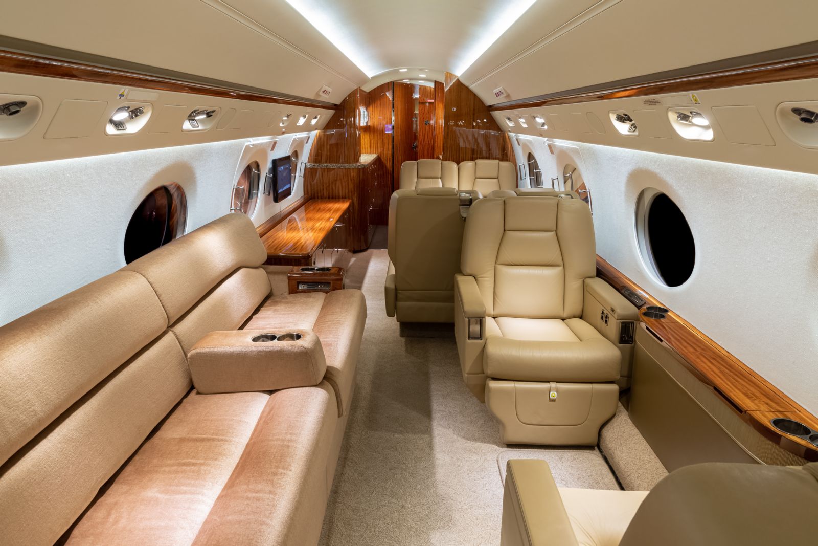 Gulfstream G550  S/N 5403 for sale | gallery image: /userfiles/images/G550_sn5403/mid%20aft.jpg