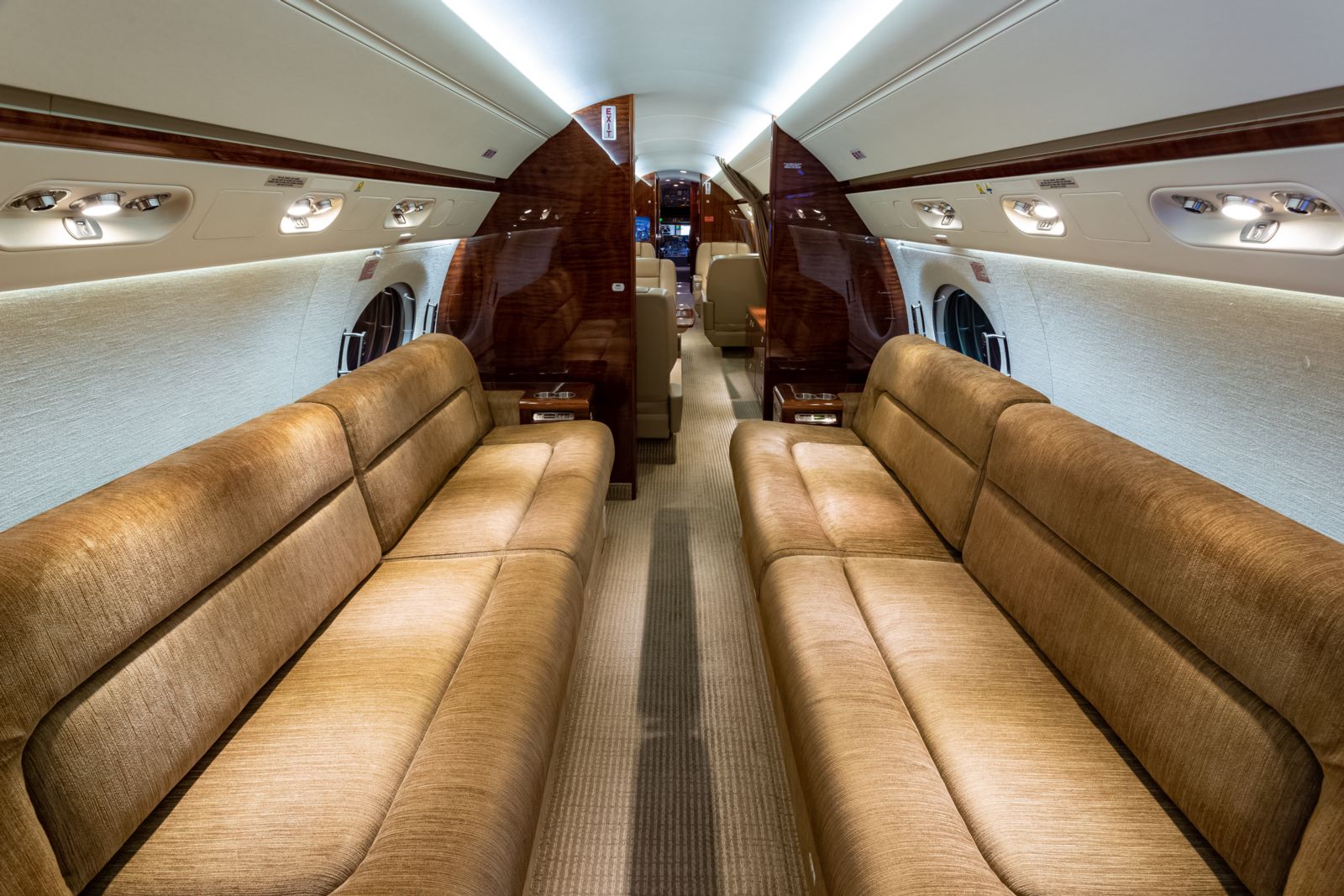 Gulfstream G550  S/N 5441 for sale | gallery image: /userfiles/images/G550_sn5441/aft%20fwd.jpg