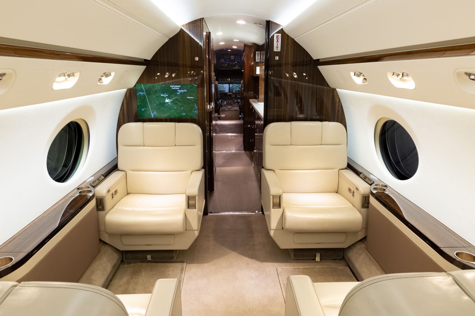 Gulfstream G550  S/N 5484 for sale | gallery image: /userfiles/images/G550_sn5484/fwd%20fwd.jpg