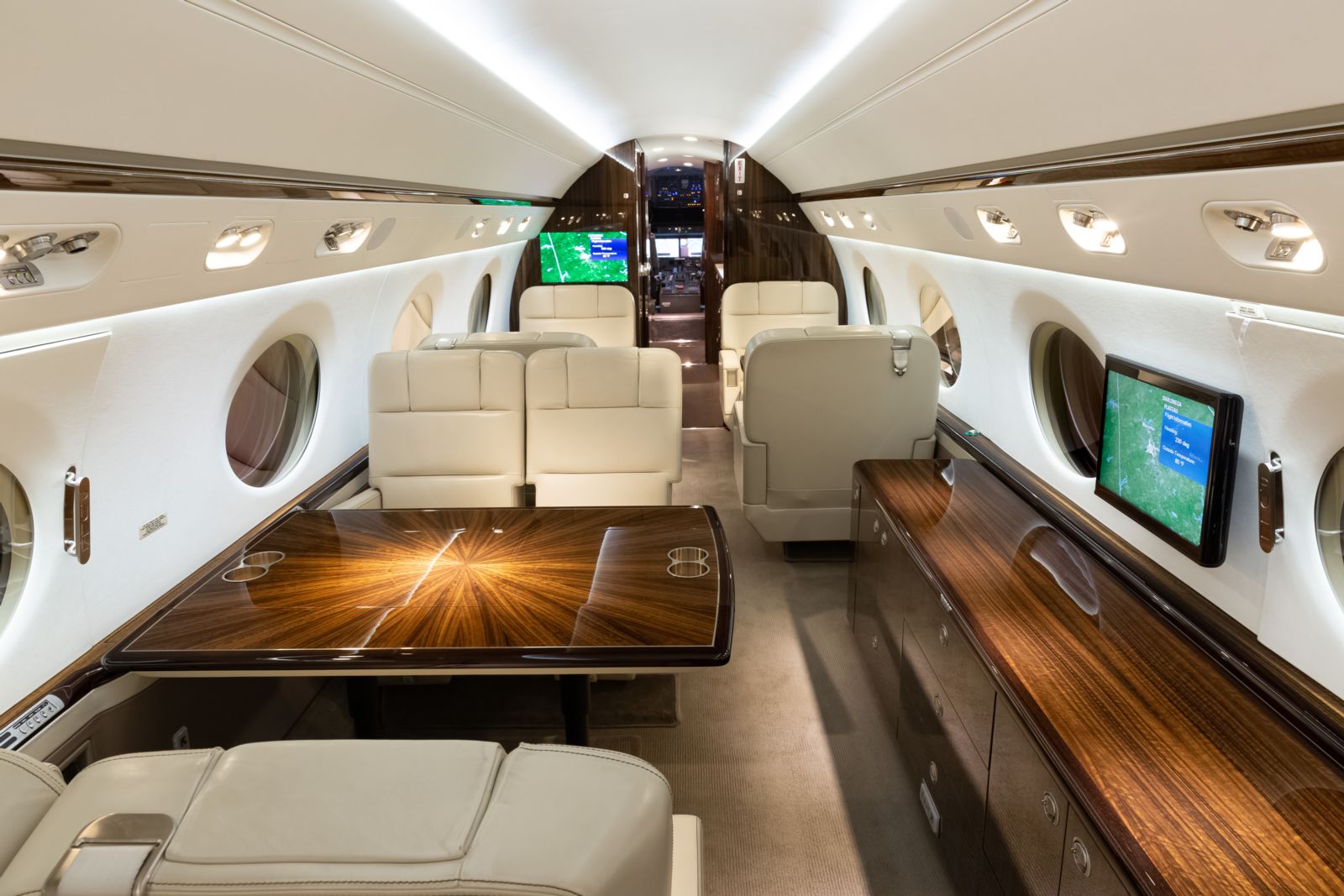 Gulfstream G550  S/N 5484 for sale | gallery image: /userfiles/images/G550_sn5484/mid%20fwd.jpg