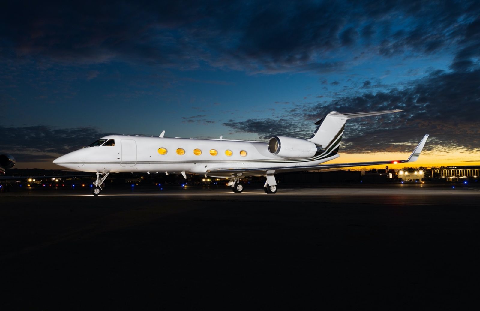 Gulfstream GIV  S/N 1061 for sale | gallery image: /userfiles/images/GIV_sn1061/ext.jpg
