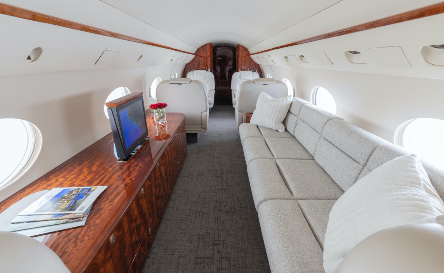 Gulfstream GIV gallery image /userfiles/images/GIV_sn1061/mid%20aft.jpg