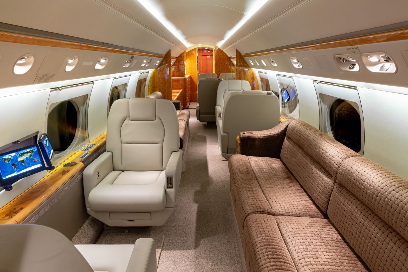 Gulfstream GV gallery image /userfiles/images/GV_sn616/fwd%20aft.jpg