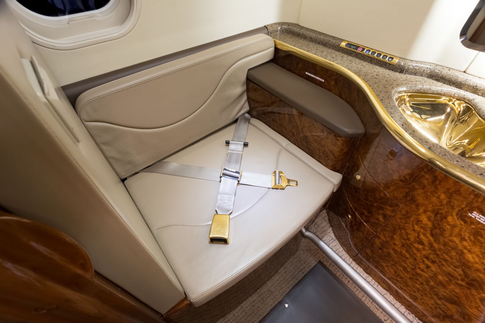 Bombardier Learjet 45XR  S/N 307 for sale | gallery image: /userfiles/images/Lear%2045XR_sn307/bfp_2500.jpg