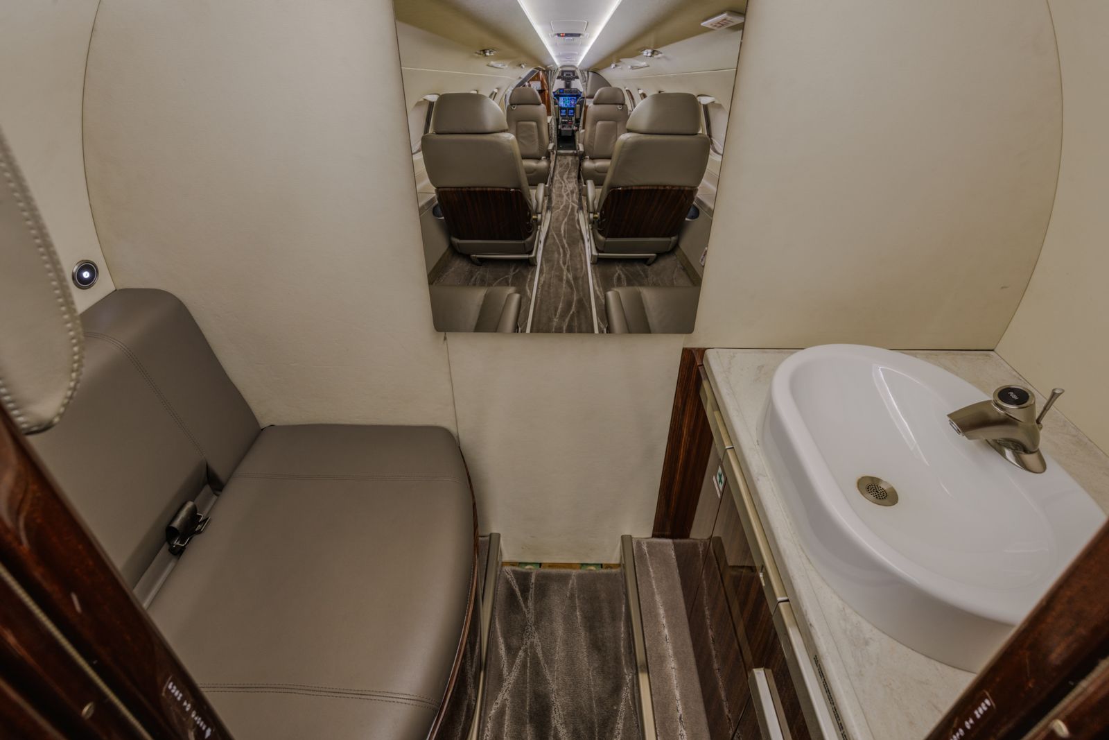Embraer Phenom 300  S/N 50500191 for sale | gallery image: /userfiles/images/Phenom%20300%20SN%20191/n715de-webres-10.jpg