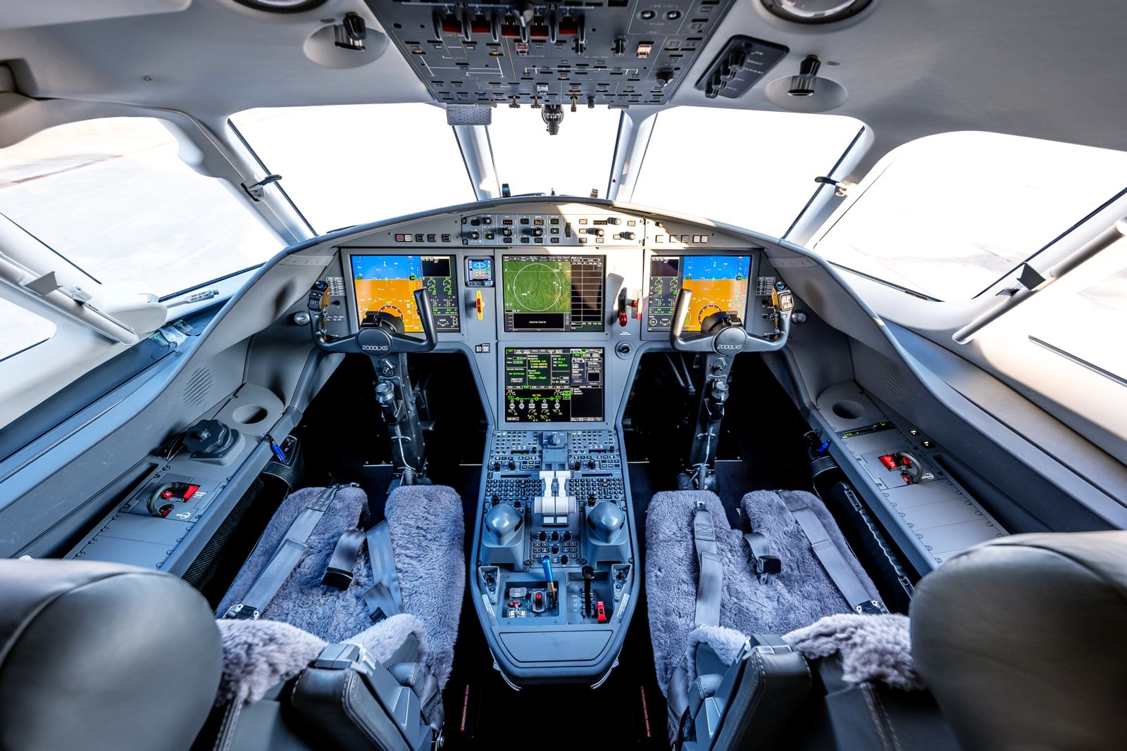Dassault Falcon 2000LXS  S/N 370 for sale | gallery image: /userfiles/images/falcon%202000_ps-ara_cockpit_ago23-2.jpg
