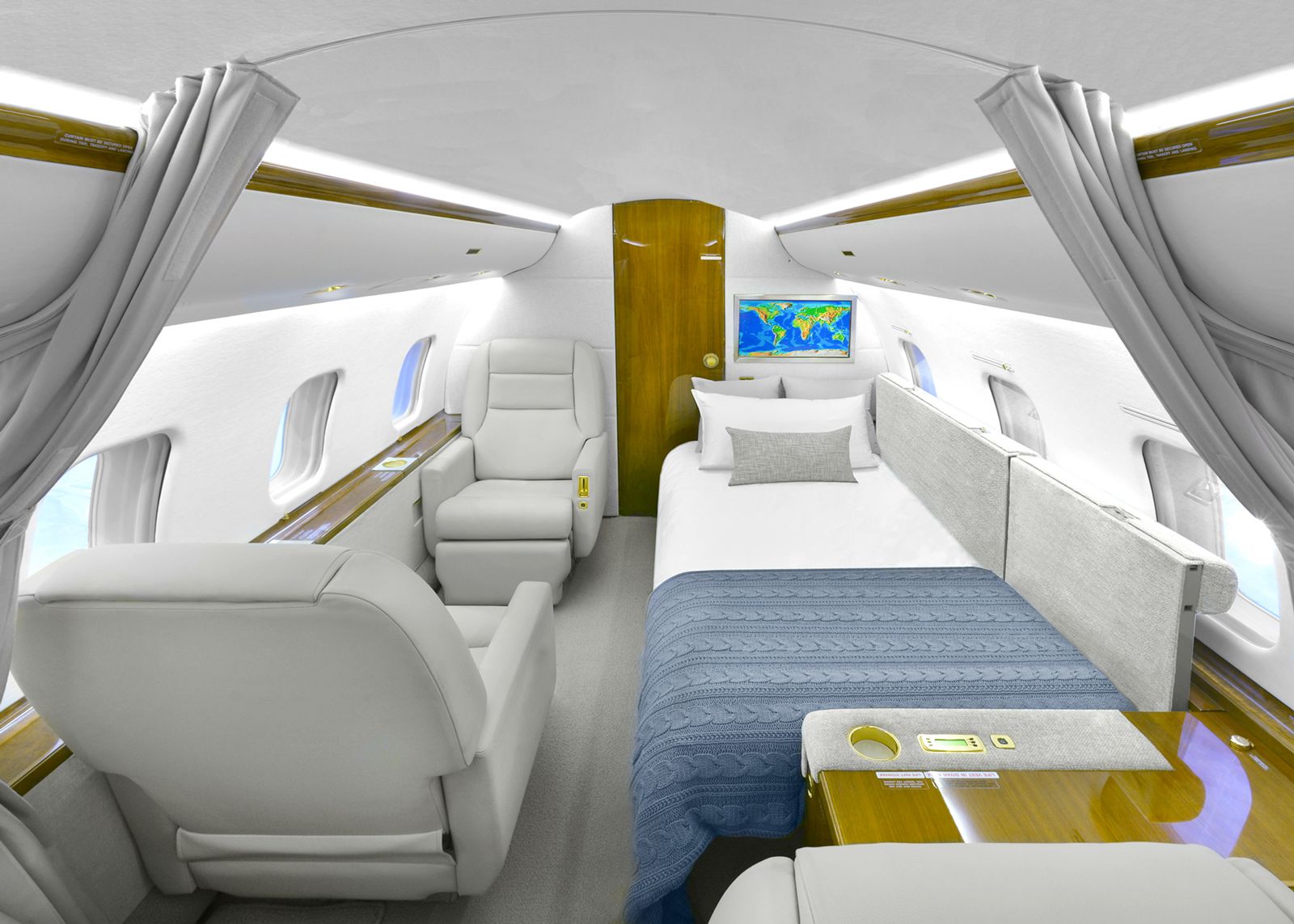 Bombardier Global Express gallery image /userfiles/images/global_express_sn9075/12aaa_fwd_aft.jpg